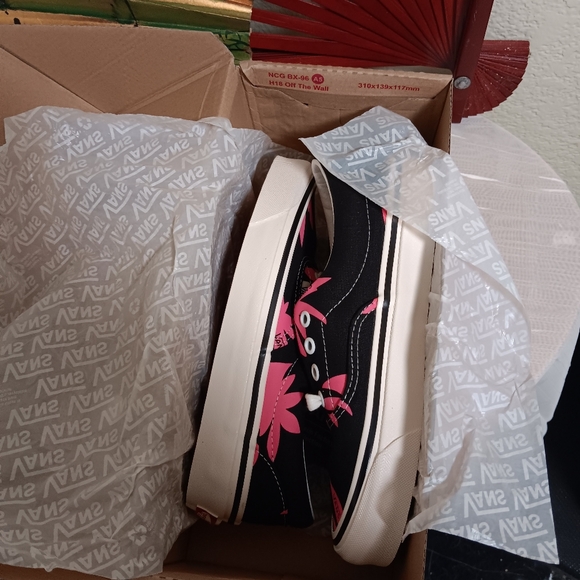 Floral black and pink Vans Nwt - Picture 5 of 5
